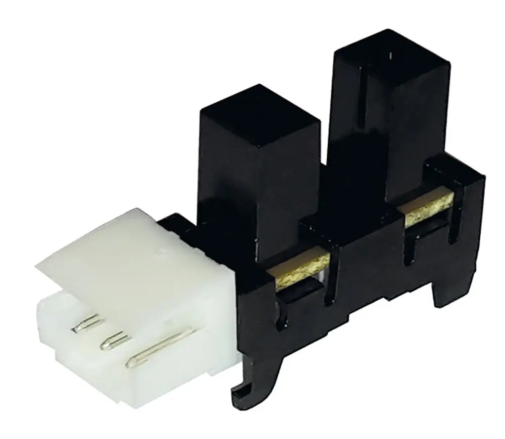 Schwarzer Stecker mit zwei vertikalen Anschlüssen und einem weißen Anschluss, hergestellt von Syr, für elektrische Verbindungen in Anlagen.